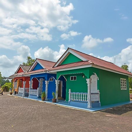 Oyo 90744 Bari Indah Beach Resort Куала-Тренгану Экстерьер фото