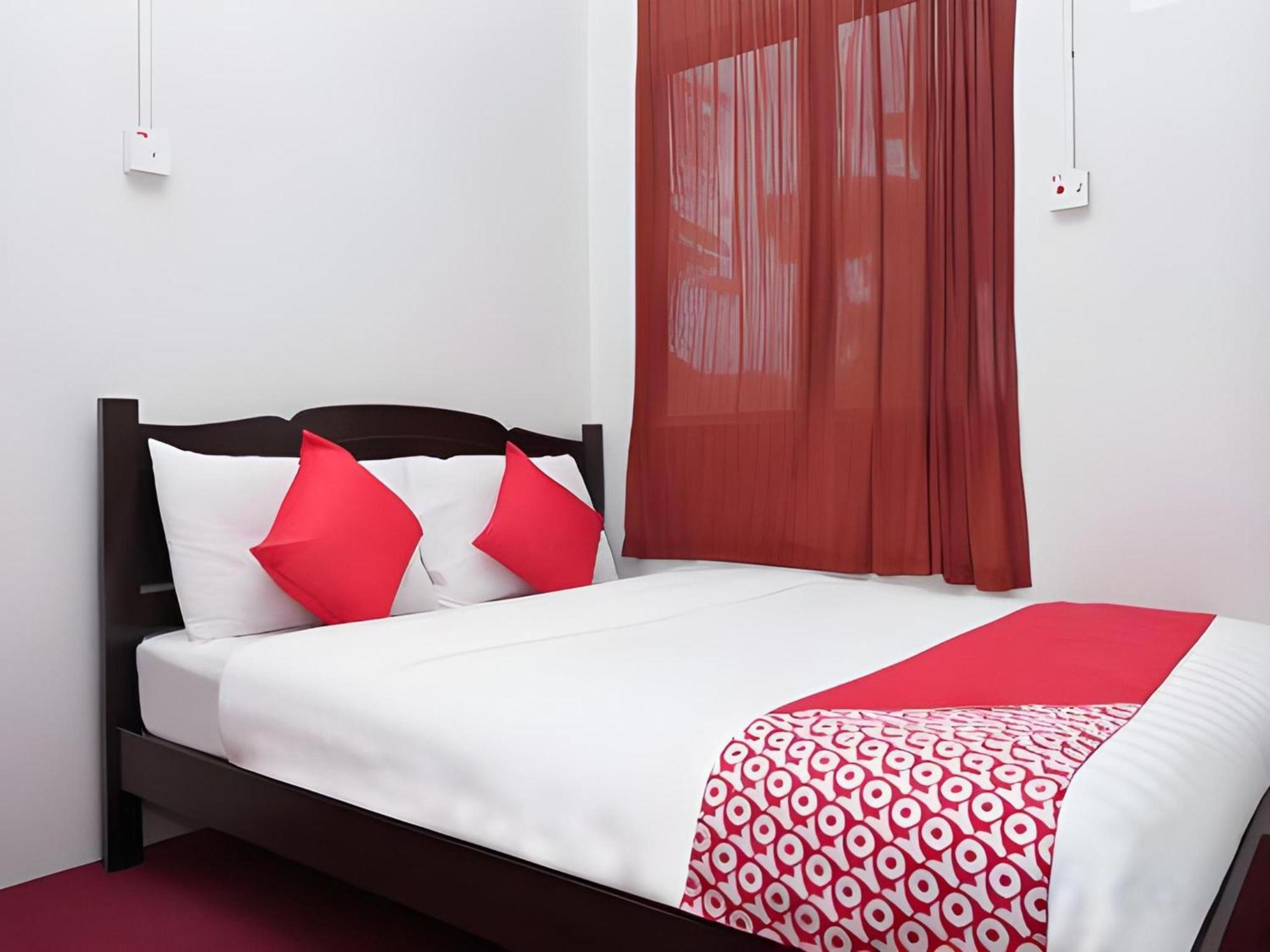 Oyo 90744 Bari Indah Beach Resort Куала-Тренгану Экстерьер фото