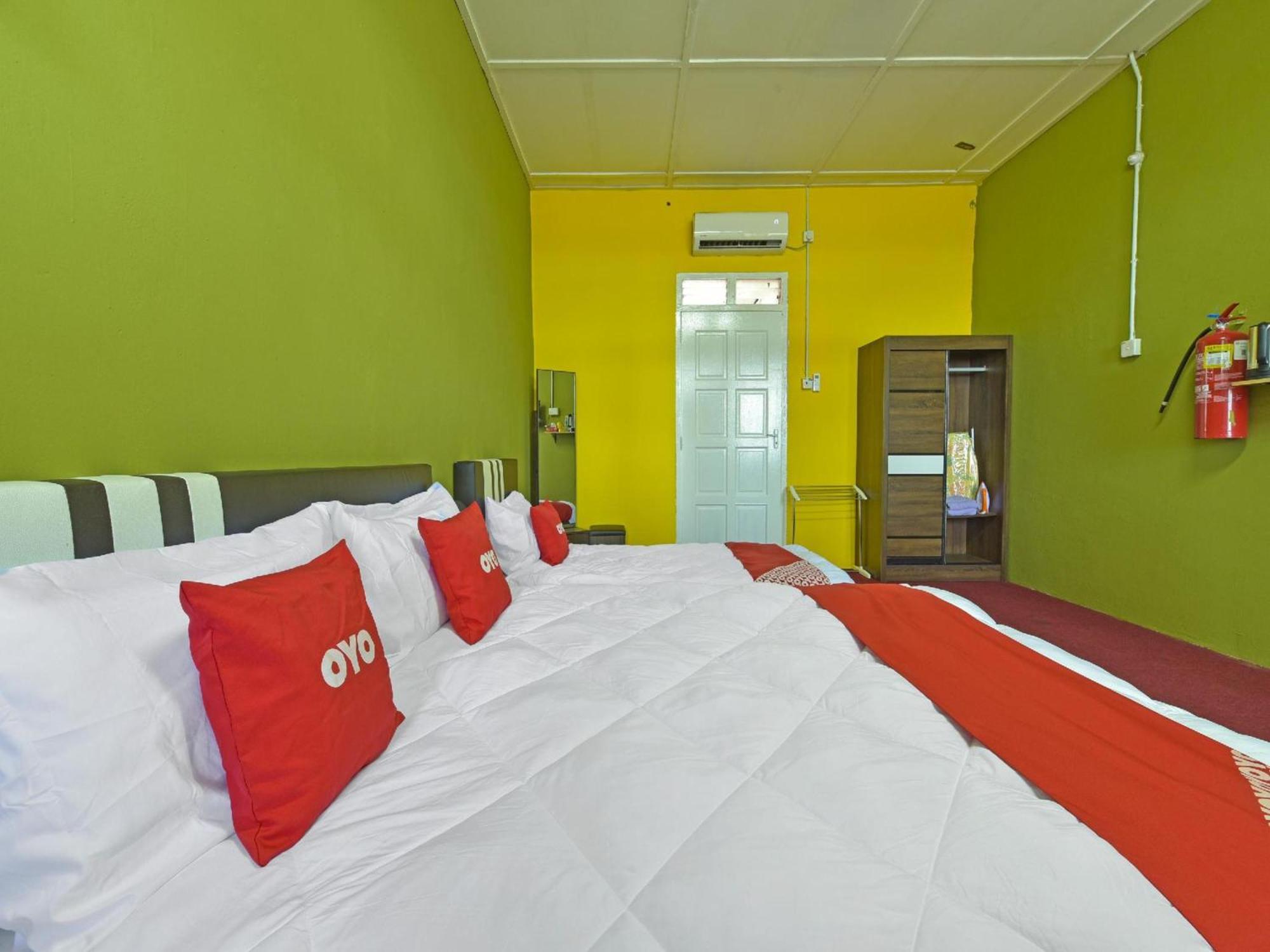 Oyo 90744 Bari Indah Beach Resort Куала-Тренгану Экстерьер фото