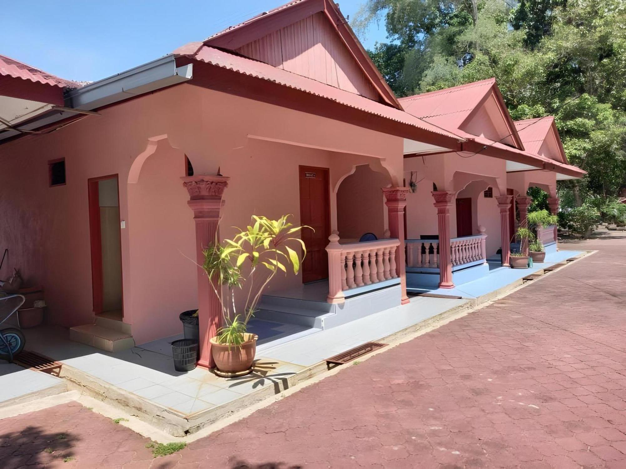 Oyo 90744 Bari Indah Beach Resort Куала-Тренгану Экстерьер фото