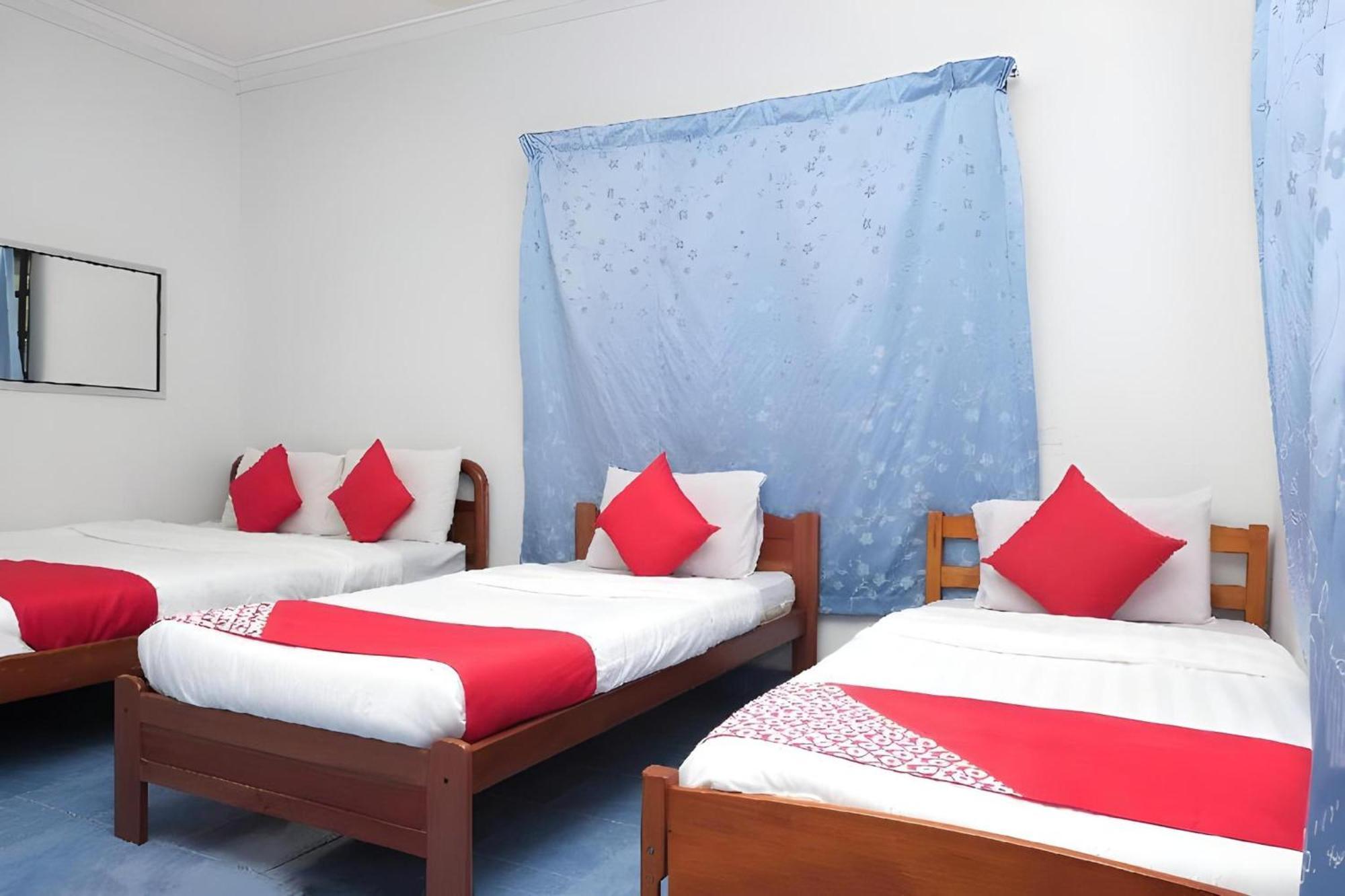 Oyo 90744 Bari Indah Beach Resort Куала-Тренгану Экстерьер фото